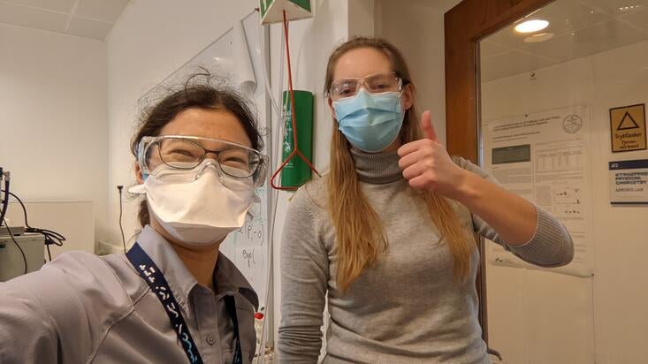 Sarah Petters and Eva Kjaergaard studying nanoplastics in sea spray